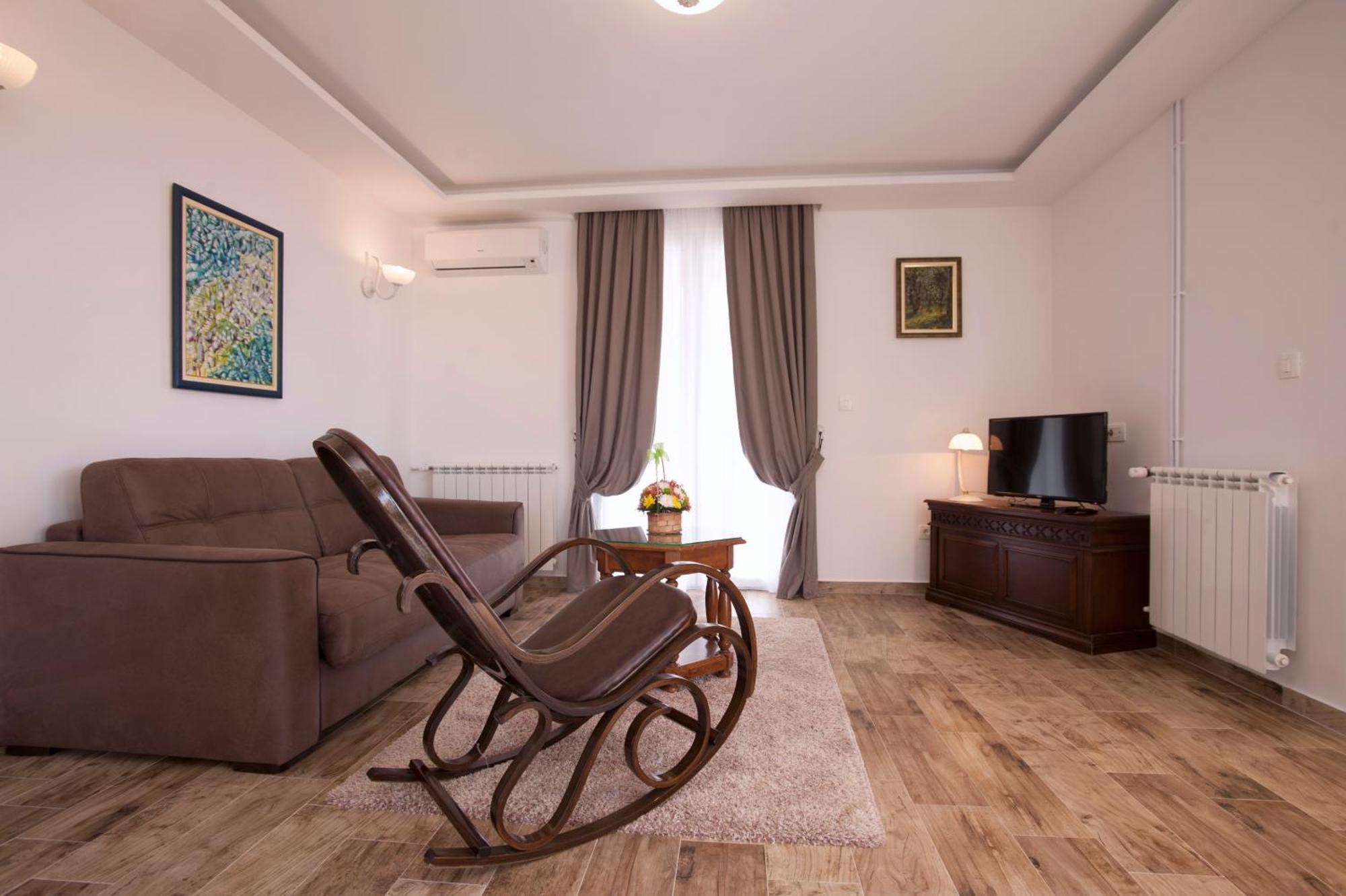 Guest House Medin Petrovac ภายนอก รูปภาพ